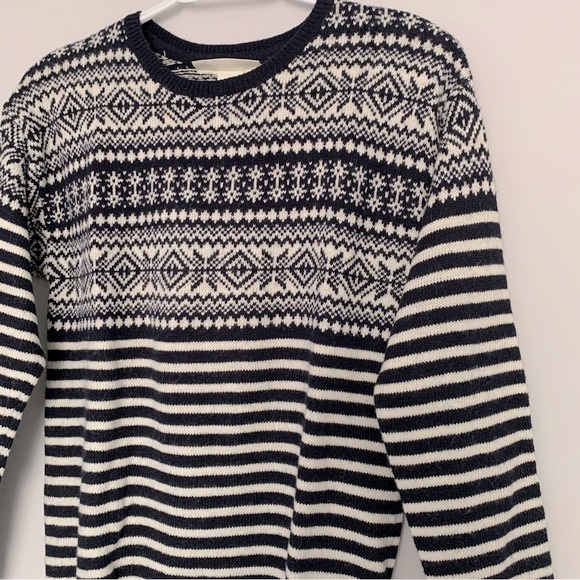 Winter Festive Striped Long Sleeve Pullover Crewneck Sweater in Blue, White (XS) - Picture 5 of 5